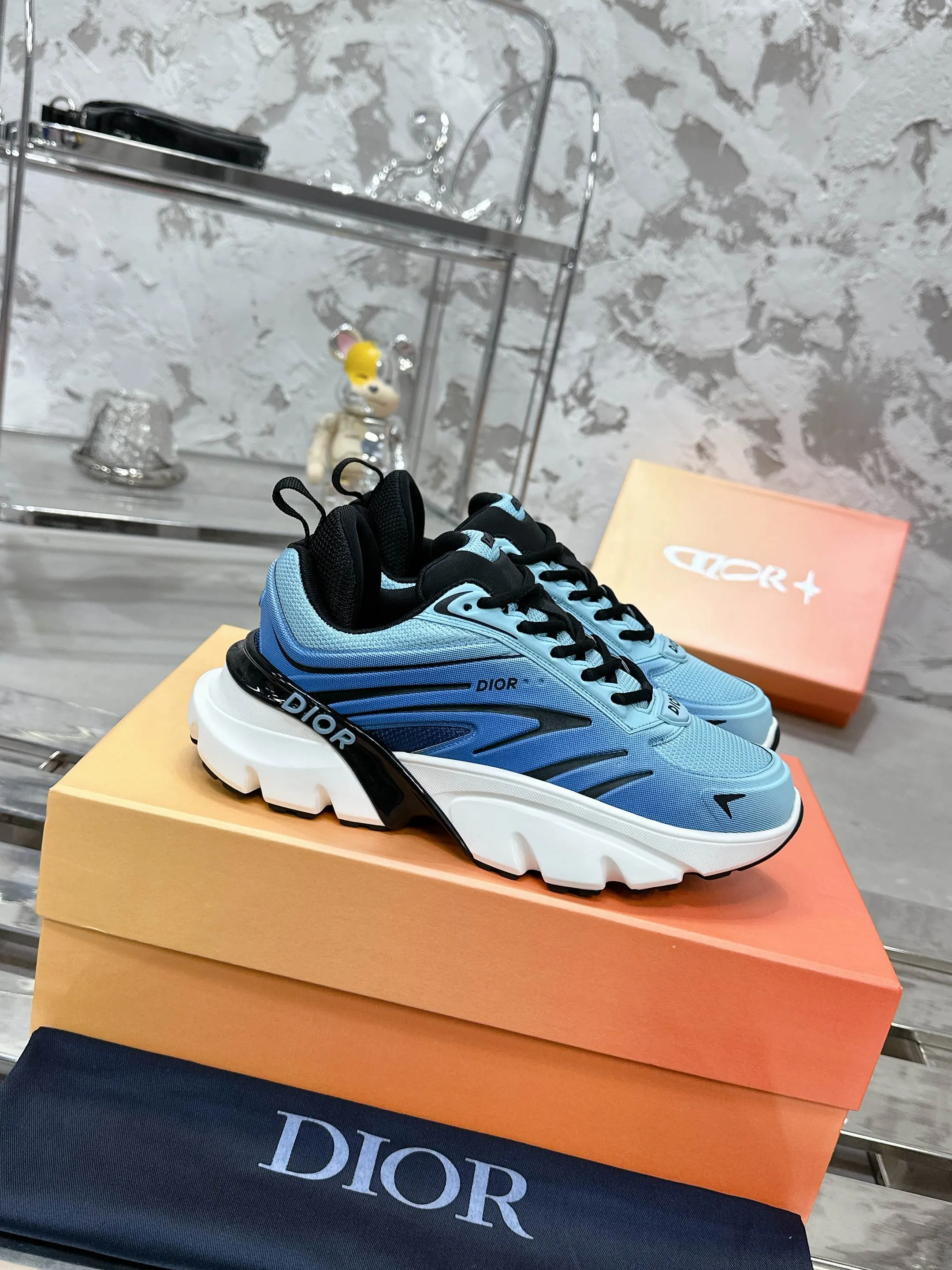 Factory price 760💰 Top version! ! ! Dior Dior's latest B44 Blade series, couple style, casual, thick-soled sneakers, running shoes, purchased from the original, developed and manufactured. This B44 Blade sneaker comes from the DIOR AND LEWIS HAMILTON exclusive limited series. It adopts a full silhouette design, eye-catching and fashionable, and is inspired by the 2000s. Crafted from gradient blue mesh with tonal technical panels, the sole is finished with a contrasting Blade panel that pays homage to the sport of running. DIOR AND LEWIS HAMILTON signature charms hang from the eyelets, while the Dior signature adorns the upper, heel and sides. Paired with black shoelaces, it is more refined, and the padded support design on the back highlights the sports aesthetic style, which can add modern style to all kinds of casual looks. Exquisite packaging at the delivery counter🛍📦 ▪️ Fabric: Original imported first-layer cowhide ▪️ Lining: Original imported breathable mesh ▪️ Sole: Original open-molded non-slip rubber material ▪️ Bottom thickness: 5.5CM ▪️ Size: Women's 35-40 / Men's 39-46